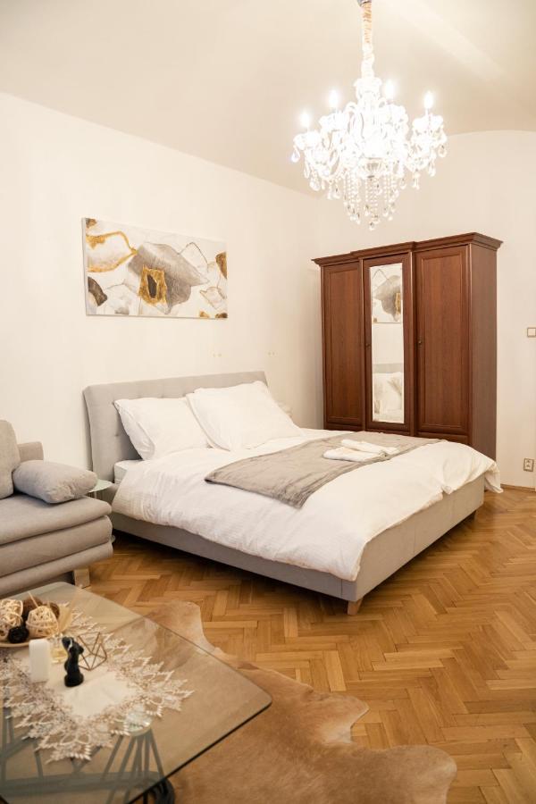 Helen Homestay Vaclavske Namesti 프라하 외부 사진