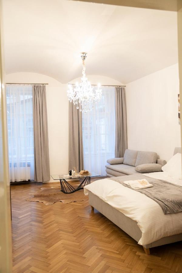 Helen Homestay Vaclavske Namesti 프라하 외부 사진
