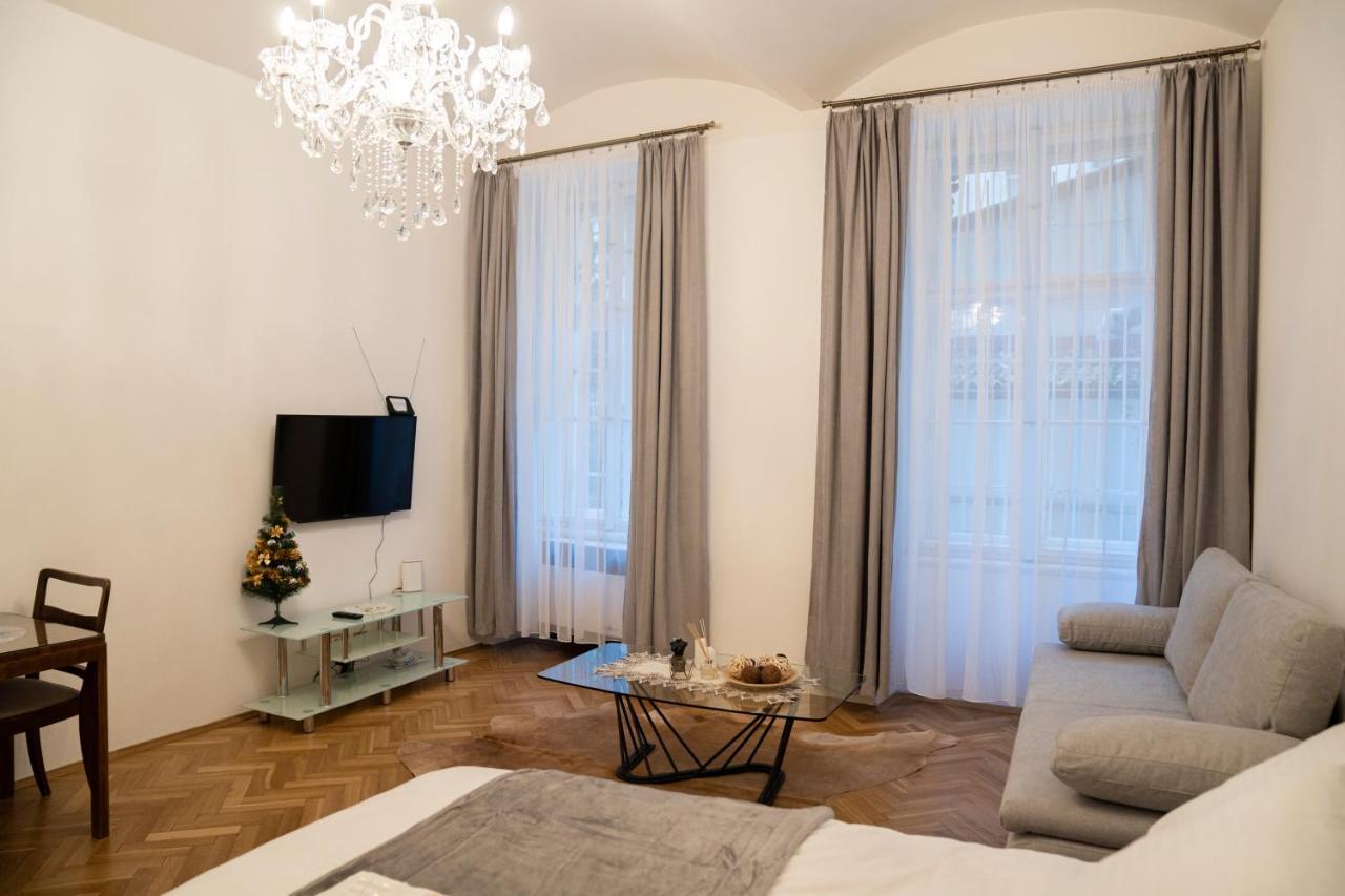 Helen Homestay Vaclavske Namesti 프라하 외부 사진