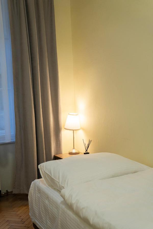 Helen Homestay Vaclavske Namesti 프라하 외부 사진